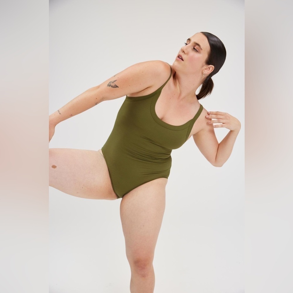 GIRLFRIEND COLLECTIVE Coco Scoop Bodysuit in Fern - Picture 4 of 11